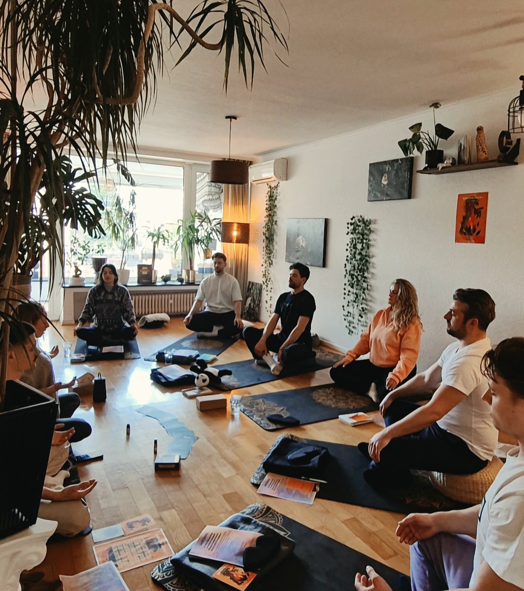 Vorbereiteter Raum mit Matten und Decken für ein Day-Retreat
