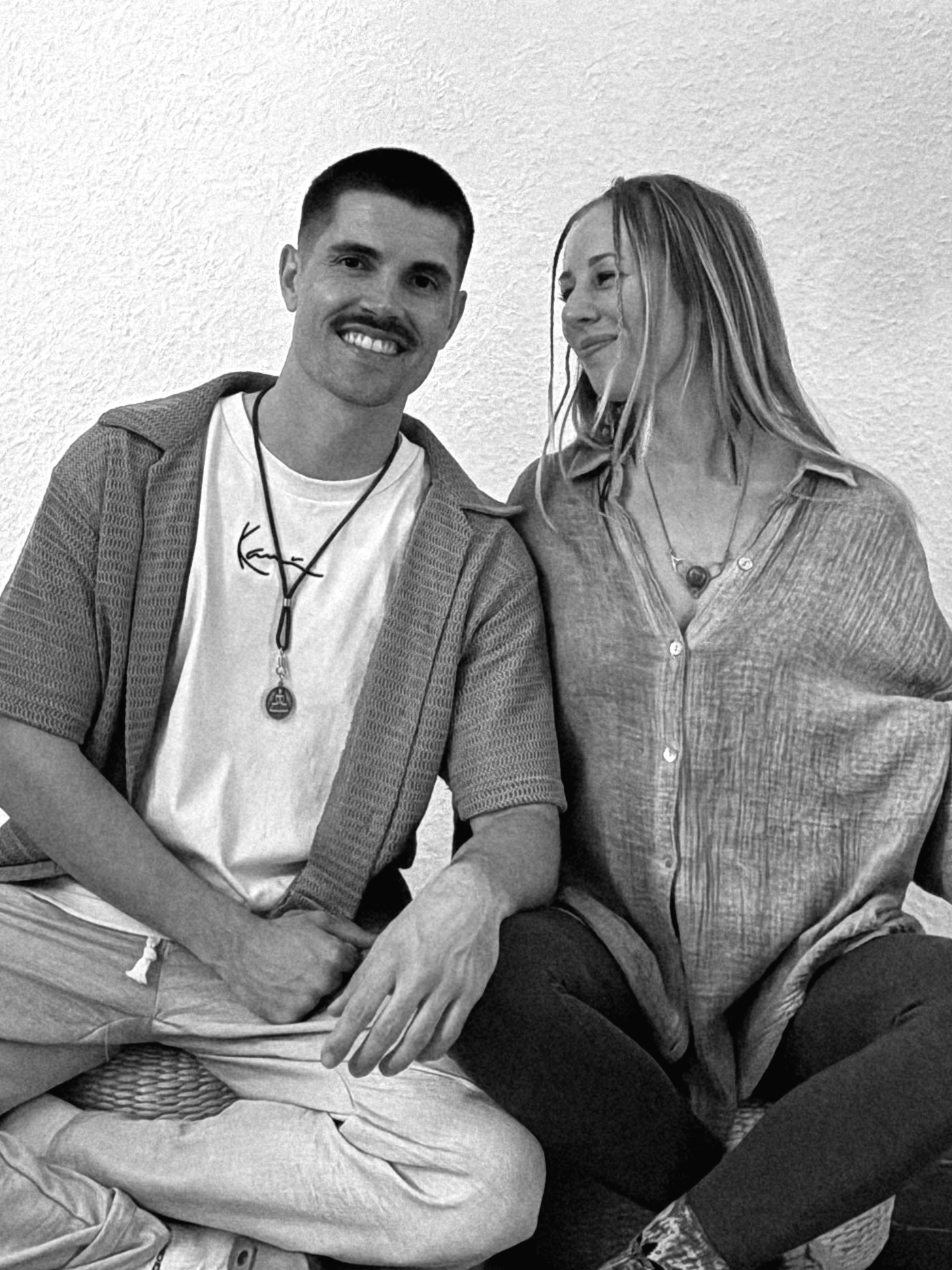Klara und Benny von Soul & Flow Breathwork sitzen nebeneinander